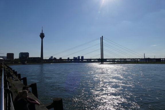Rheinturm und Kniebrücke